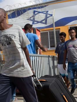 نتنياهو يتهم ملياردير يهودي بتمويل حملات ضد طرد اللاجئين الأفارقة من إسرائيل