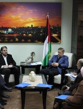 الصحة واغاثة اطفال فلسطين 