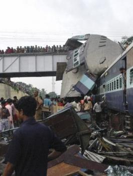 قطار يقتل 60 شخصا في الهند 