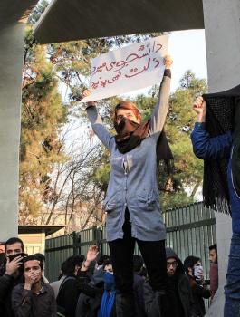 إيران: أمريكا ستضطر للاعتذار للشعب الإيراني العظيم