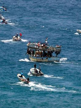 الاحتلال يفرج عن جميع ركاب سفينة كسر الحصار التي انطلقت من غزة باستثناء أحدهم