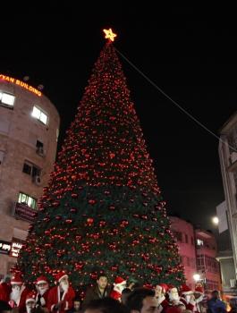 اضاءة شجرة الميلاد في رام الله 