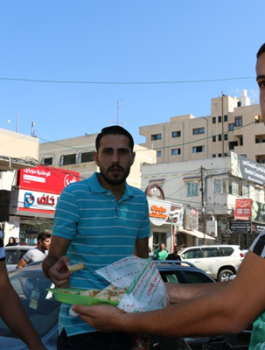 ابتهاج وفرح وتوزيع للحلوى بغزة مع توقيع المصالحة