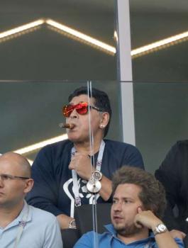 مارادونا يعتذر عن تصرفه خلال مباراة الأرجنتين