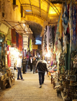 تجار يغلقون محلاتهم في القدس خشية فرض مبالغ خيالية بحقهم من قبل الاحتلال 