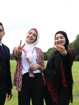 3 طلبة من جامعة القدس يجلسون على عرش قصر "آشردج" في لندن