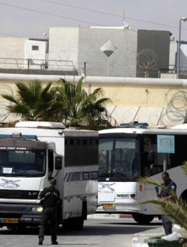نقل أسرى فلسطينيين من سجن نفحة الى ريمون 