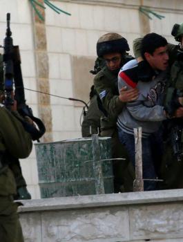 الاحتلال يعتقل 3 أشقاء ويستولي على فضة من محل تجاري