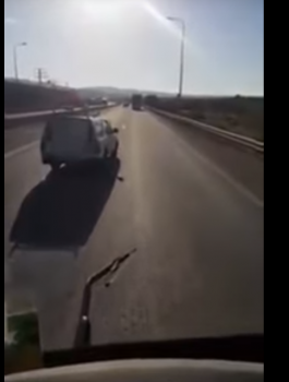 شبان يهاجمون حافلة تقل جنوداً اسرائيليين 