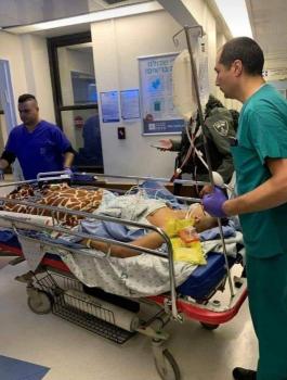 اعتقال فتى فلسطيني مصاب 