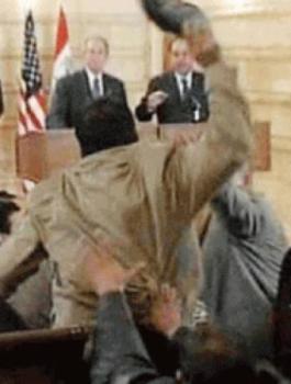 الصحفي العراقي الشهير الذي ألقى حذائه في وجه بوش يترشح للانتخابات