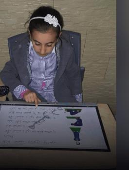 أخباراختراع فلسطيني يحول المقاعد الدراسية من صماء إلى الكترونية