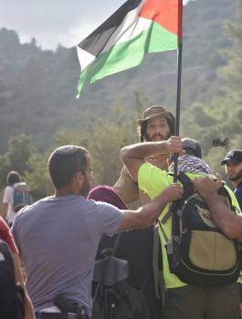 مستوطنون يهاجمون مجموعة اعرف بلدك