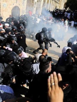 الاعتداء على المصلين في الأقصى 