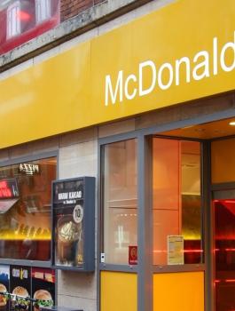 ماكدونالدز تقدم اعتذرا لفتاة محجبة رفض رجل أمن إدخالها للمطعم!