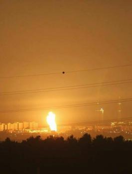 فذ الطيران الحربي الاسرائيلي بعد منتصف الليل، سلسلة من الغارات الجوية على مواقع تابعة لكتائب القسام الجناح العسكري لحركة حماس.  وأغارات الطائرات الاسرائيلية على موقع القادسية جنوب قطاع غزة بصاروخين على الاقل، فيما قصفت موقع بدر وسط قطاع غزة بثلاثة صواريخ.