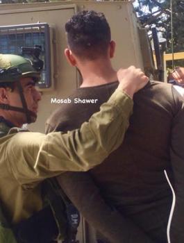 فتاة فلسطينية تحاول منع اعتقال خطيبها في كلية العروب 