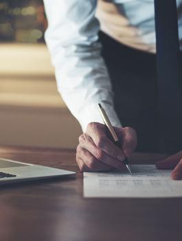 مديرة بنك تبتز رجالا 