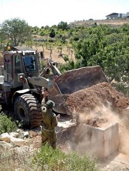 اغلاق طرق في مسافر يطا 