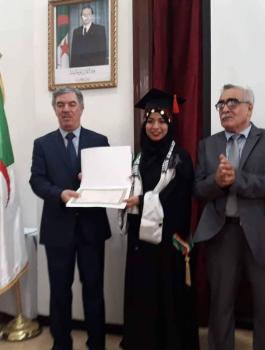 طالبة فلسطينية نحرز المركز الأول في الحقوق بالجزائر 