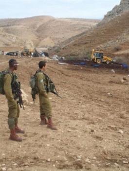 الاحتلال يجرف طريقا في الراس الاحمر 