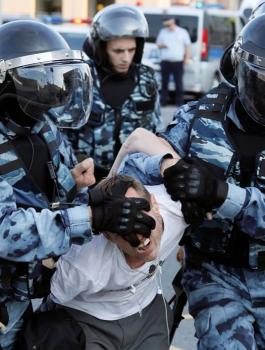 الشرطة الروسية تعتقل معارضية 