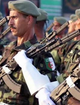 الجيش الجزائري قرب الحدود التونسية 