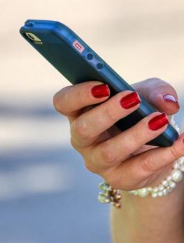 Woman-using-mobile-phone--whatsapp_172b42b0715_large