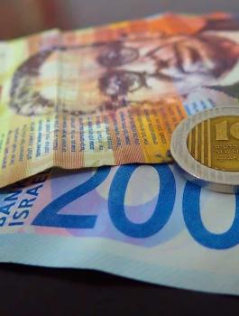 أسعار العملات: ارتفاع طفيف في سعر صرف الدولار والدينار
