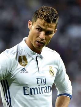 سددوا ضرائبي وادفعوا لي أكثر من ميسي.. رونالدو يضع 3 شروط للبقاء بمدريد