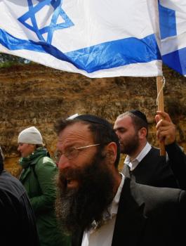 مستوطنون يغلقون مدخل تقوع