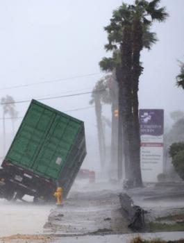 اعصار يضرب اليابان 