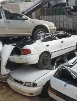 الشرطة تتلف مركبات غير قانونية 