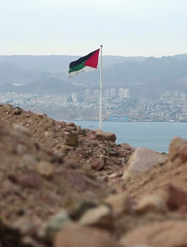 هلع وخوف بعد سقوط صخرة حديدية عن سارية "علم الثورة" في العقبة 