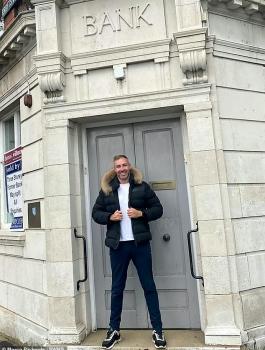 رجل اعمال يشتري بنك كاملا رفض اقراضه قبل 20 عاما 