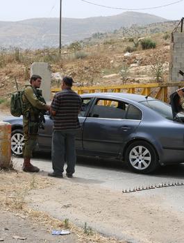 اغلاق طرق غرب رام الله 