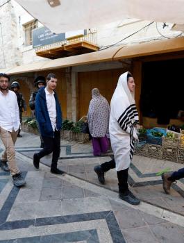 المستوطنون يهاجمون منازل الفلسطينين في الخليل 