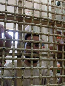 معتقلين مصابين بمرض السرطان