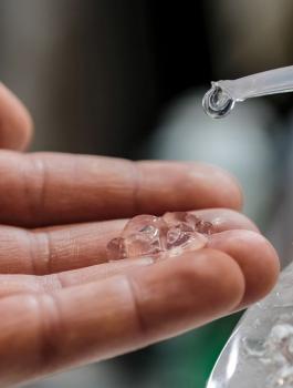 معقم اليدين والكحوليات