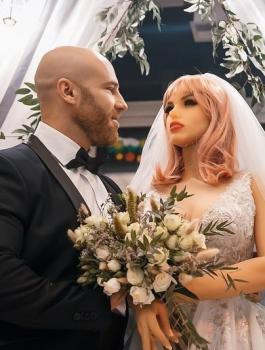 لاعب كمال اجسام يتزوج من لعبة