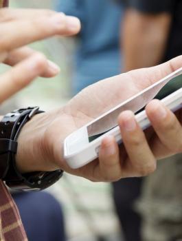 شاب يتصل بالطوارئ