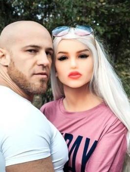 لاعب كمال اجسام يتزوج من لعبة