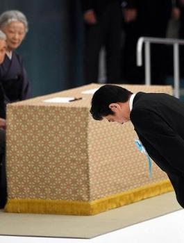 رئيس الوزراء الياباني يعتذر لشعبه