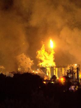 النيران في مصافي حيفا