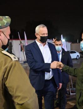 بني غانتس يدخل الحجر الصحي