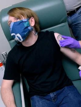 2020-11-11T235543Z_1210397957_RC2B1K9UXW6T_RTRMADP_3_HEALTH-CORONAVIRUS-VACCINES-PFIZER.jpg