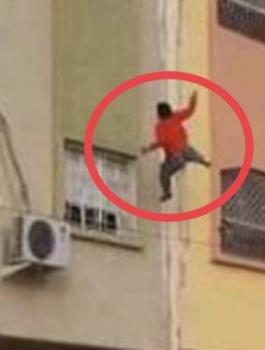 زوج يلقي زوجته من الشرفة