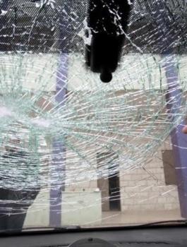 رشق مركبات المواطنين بالحجارة