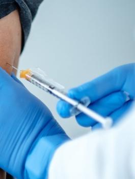 الاصابة بكورونا بعد تلقي لقاح ضد فيروس كورونا