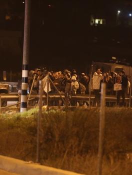 المستوطنون يهاجمون مركبات المواطنين